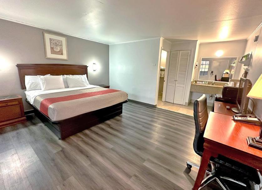 Red Carpet Inn - Стемфорд Екстер'єр фото
